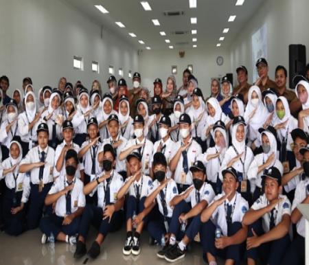 Para pelajar peserta Wisata Industri di Pabrik Suzuki Cikarang.(foto: istimewa)