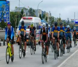 Para peserta Tour de Muara Takus 2022 melintas di Jalan Raya Pekanbaru-Bangkinang, Rimbo Panjang, Sabtu pagi.(foto: dok/halloriau.com)