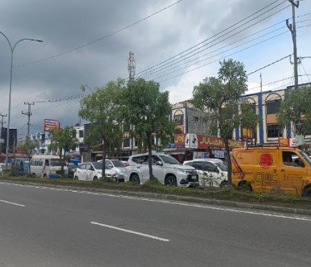 Macet panjang di Jalan HR Soebrantas Pekanbaru simpang Panam.(foto: dini/halloriau.com)