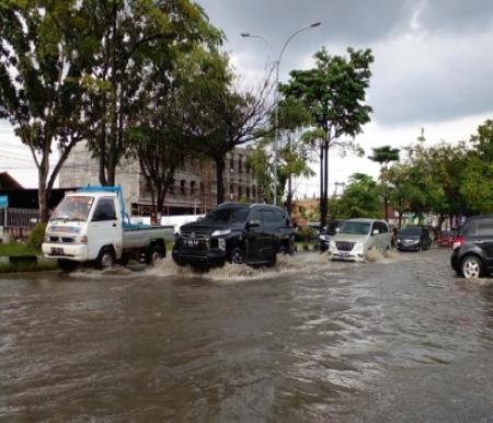 Banjir di Jalan Arifin Ahmad Pekanbaru.(ilustrasi/int)