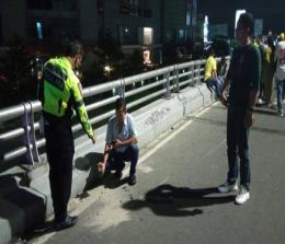 Polisi lakukan olah TKP pasca kecelakaan yang menewaskan remaja saat nongkrong di atas flyover SKA Pekanbaru.(foto: int)