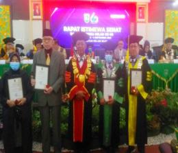 4 mantan Rektor UIR menerima piagam dan Pin Emas saat perayaan Milad ke-60 UIR.(foto: mcr)