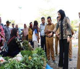 Bupati Rezita sidak ke Pasar Rakyat Kota Rengat (foto/andri)