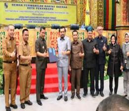 Pj Walikota Pekanbaru Muflihun bersama pimpinan DPRD Kota Pekanbaru