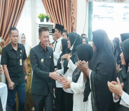 Bupati Rohil, Afrizal Sintong usai menyerahkan SK PPPK Tenaga Kesehatan Pemkab Rohil.(foto: afrizal/halloriau.com)