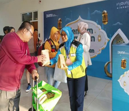 Pihak Bandara SSK II Pekanbaru memberikan takjil gratis untuk penumpang.(foto: sri/halloriau.com)