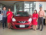 Zeffry (kanan) didampingi Boby dari NMI dan sales counter Nissan Datsun Arengka, Pekanbaru
