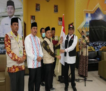 Penyerahan kembali Jamaah Haji Riau Kloter 9 BTH di DHA Riau.(foto: mcr)