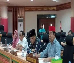 Jajaran Ketua dan Anggota Komisi V DPRD Riau saat RDP dengan PT PHR dan vendor terkait kecelakaan kerja.(foto: int)