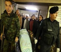 Jenazah Abdullah Sami Qalalweh dibawa petugas (Foto: AFP/JAAFAR ASHTIYEH)