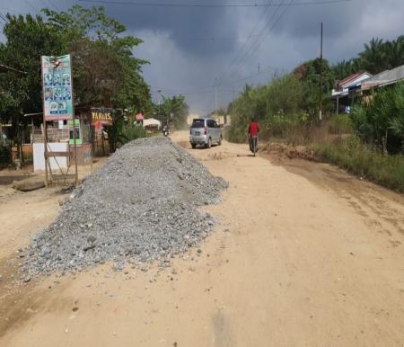 PUPR Riau datangkan material untuk perbaikan Jalan Lindai, Tapung Hulu, Kampar.(foto: mcr)