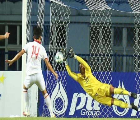 Ernando Ari menepis sepakan penalti pemain Timnas Vietnam (foto/int)