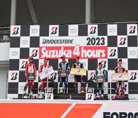 Adenanta Putra dan Herjun Atna Firdaus berhasil meraih prestasi di Suzuka 4 Hours Endurance Race (foto/ist)