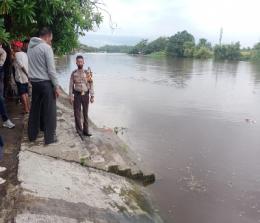 Aparat bersama keluarga korban tenggelam masih menyusuri Sungai Siak (foto/int)