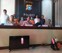 Kapolres Kepulauan Meranti AKBP Andi Yul saat melakukan konferensi pers terkait penipuan yang dilakukan Pasutri