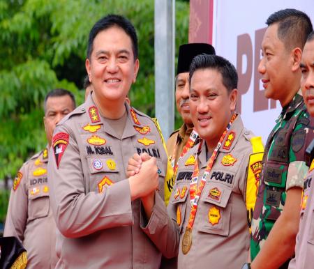 AKBP Andi Yul saat berjabat tangan dengan Kapolda Riau, Irjen Mohammad Iqbal dalam penyerahan penghargaan prestasi Kapolres terbaik 2023