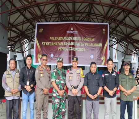 Kapolres Pelalawan kawal distribusi logistik  Pemilu 2024 menuju kecamatan (foto/Andi)