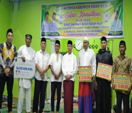 Bupati Rohil, Afrizal Sintong serahkan bantuan untuk masjid dan musala di Bangko Pusako (foto/zal)