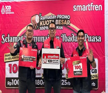 (Ki-kan) Jhon Ferdinan Simanjuntak, Regional Head Northern Sumatera,Winetou Lubis, Chief Of Regional West Indonesia, Pulo Sinurat, Area Sales Manager Riau Smartfren (foto/ist)