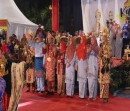 Bupati Siak Alfedri bersama Disdikbud Siak saat pawai budaya Rakernas JKPI 2022 di Palembang.(foto: diana/halloriau.com)