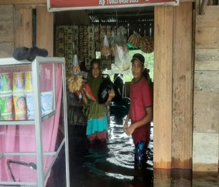 EMP Bentu Limited menyerahkan bantuan sembako kepada masyarakat yang terdampak banjir di Dusun Muara Sako, Kelurahan Langgam, Kecamatan Langgam, Kabupaten Pelalawan.(foto: istimewa)