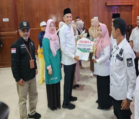 Wako Dumai, Paisal menyerahkan sertifikat kepada pemenang kegiatan perlombaan sempena Jambore Kader Posyandu (foto/bambang)