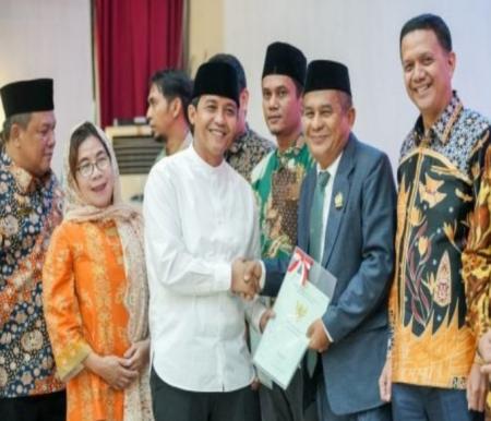 Wamen ATR/BPN Raja Juli Antoni menyerahkan 14 sertifikat tanah wakaf  di Pekanbaru (foto/ist)