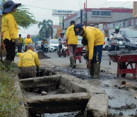 PUPR Kota Pekanbaru mengerahkan pasukan kuning untuk melakukan normalisasi drainase di wilayah Panam, Rumbai dan Tenayan Raya,  Rabu (17/1/2024).