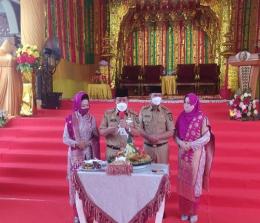 Bupati dan Wabup Rohul, Sukiman-Indra Gunawan didampingi istri, potong tumpeng dan ditepungtawari oleh Ketua LAMR Rohul saat acara syukuran.
