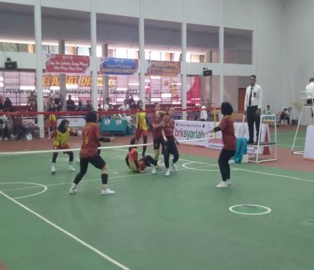 Tim sepak takraw putri Riau di ajang Porwil Sumaetra XI melawan tim Sumbar.(foto: mcr)