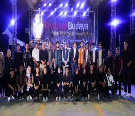 Bupati Rezita menutup Festival Budaya Inhu Merajut (foto/andri)