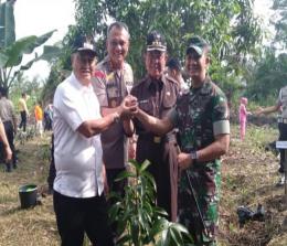 Bupati, Wakil Bupati, Kapolres Inhil dan Dandim 0314 Inhil foto bersama usai lakukan penanaman pohon.