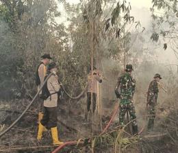 Petugas memadamkan api karhutla di Kelurahan Pelintung, Kecamatan Medang Kampai, Kota Dumai, Riau, Minggu (23/4/2023).(Dok. Polda Riau).