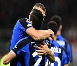 Penyerang Inter Milan, Edin Dzeko (kiri), merayakan gol bersama Henrikh Mkhitaryan dalam pertandingan melawan AC Milan pada leg pertama semifinal Liga Champions 2022-2023.