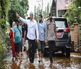 Walikota Dumai, H Paisal didampingi Kapolres Dumai AKBP Muhammad Kholid meninjau banjir di Kelurahan Bumi Ayu.
