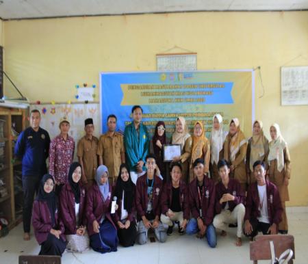 Mahasiswa KKN Smart Umri bersama para guru SDN 08 Sukaping.(foto: istimewa)