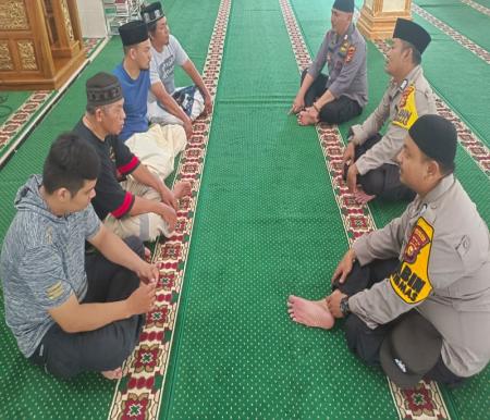 Polsek Senapelan berdialog dengan jemaah di Masjid At- Tauhid Jalan Kemuning (foto/ist)