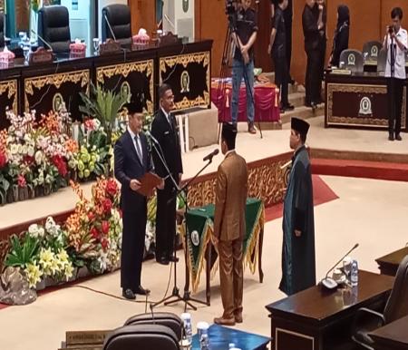 Proses pengambilan sumpah jabatan Darnil sebagai PAW anggota DPRD Riau sisa masa jabatan 2019-2024 (foto:Rinai/halloriau)