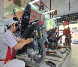 Mekanik AHASS Capella 88 Arengka melakukan perawatan sepeda motor Honda konsumen.(foto: istimewa)