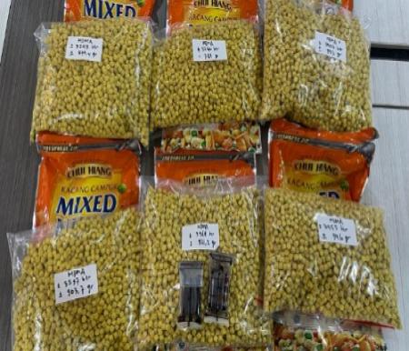 Puluhan ribu butir pil ekstasi dari Malaysia yang dikemas dalam bungkusan makanan ringan.(foto: bambang/halloriau.com)