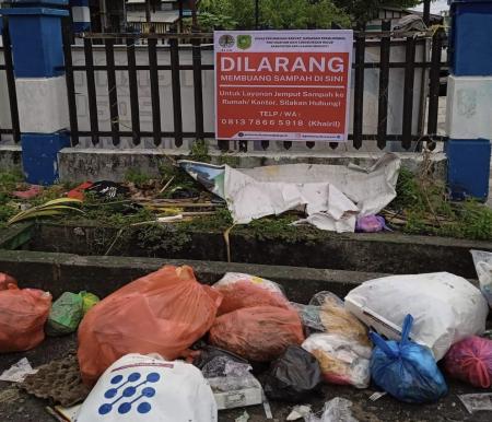 Masyarakat dilarang membuang sampah sembarangan dan kini sudah ada layanan jemput sampah ke rumah