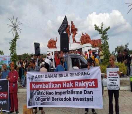 Aksi solidaritas massa GMMK di Jalan Diponegoro Pekanbaru untuk membela masyarakat Melayu di Pulau Rempang, Kepri.(foto: risnaldi/halloriau.com)