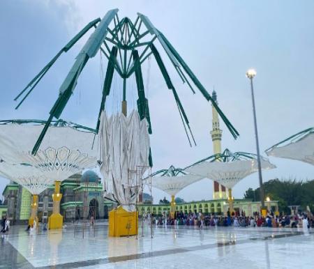 Payung elektrik Masjid Raya Annur Riau rusak.(foto: sri/halloriau.com)
