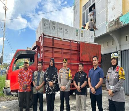 Kapolres Bengkalis AKBP Setyo Bimo meninjau gudang logistik KPU setelah rekapitulasi perolehan penghitungan suara di tingkat PPK (foto/zulkarnain)