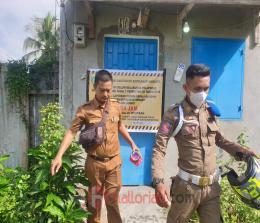 Petugas dari Bapenda Kepulauan Meranti terlihat sedang memasang spanduk terhadap objek pajak Sarang Burung Walet uang tidak melapor