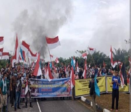 Aksi protes warga melawan PT DSI di Siak (foto/int)