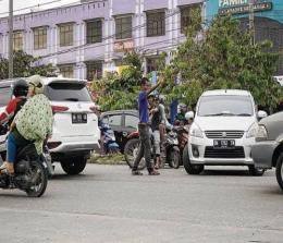 Aksi Pak Ogah di Jalan HR Soebrantas Pekanbaru.(foto: int)