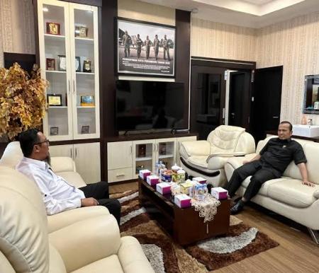 Kepala Ombudsman Riau, Bambang Pratama bersama Ketua DPRD Pekanbaru, M Sabarudi.(foto: int)