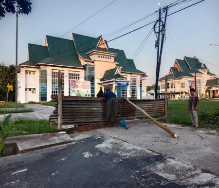 Pemblokiran Jalan Terpadu komplek perkantoran Bupati Kepulauan Meranti yang menjadi akses keluar masuk beberapa kantor OPD oleh ahli waris