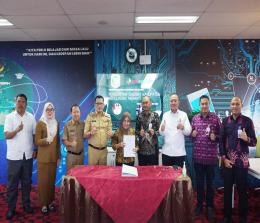 Bupati Kepulauan Meranti H. Muhammad, SH, MM menandatangani akad pembiayaan dari Bank Riau Kepri (BRK) Syariah terkait pinjaman daerah dengan plafon anggaran Rp 100 miliar.